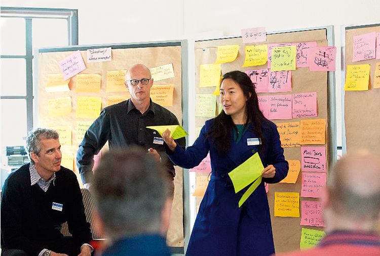 Beim gemeinsamen Workshop von BASF und Daimler tauschten sich die Teilnehmer über neue Technologien und Materialien aus, um in der Zukunft noch umweltfreundlichere und effizientere Fahrzeuge herzustellen. (Foto)