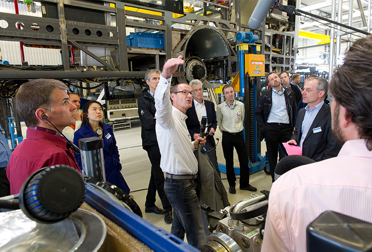 Im Rahmen des Co-Creation-Workshops mit Daimler Buses warfen die Teilnehmer beim Rundgang durch die Produktionshallen einen Blick hinter die Kulissen. (Foto)