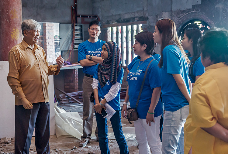 Everyone pitching in: In March 2015, a fire destroyed part of the Timu Yuan Chin Temple, a living symbol of Buddhist religion and culture. (photo)