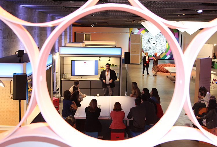 Students, environmental experts, engineers and city planners were some of the participants at a Creatathon in São Paulo that focused on solutions for more efficient water use in town and country. (photo)