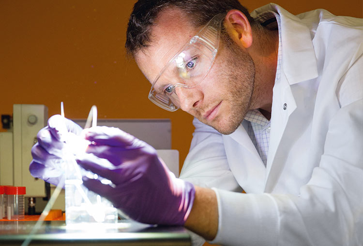 Sauberes Wasser: Kevin McPeak, PhD, ist Gastwissenschaftler am „BASF Sustainable Living Laboratory“ an der Louisiana State University. Er forscht an tragbaren Filter- und Desinfektions­systemen für Trinkwasser – und nutzt dabei sichtbares Sonnenlicht. (Foto)