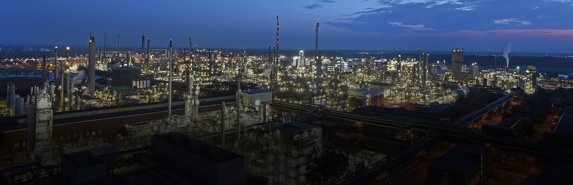 Verbundstandort Ludwigshafen bei Nacht (Foto)