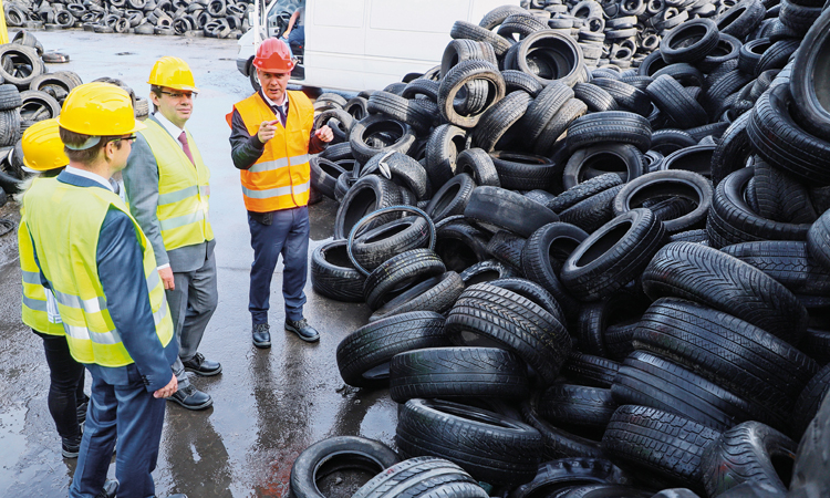 Old tires lying on a heap (photo)