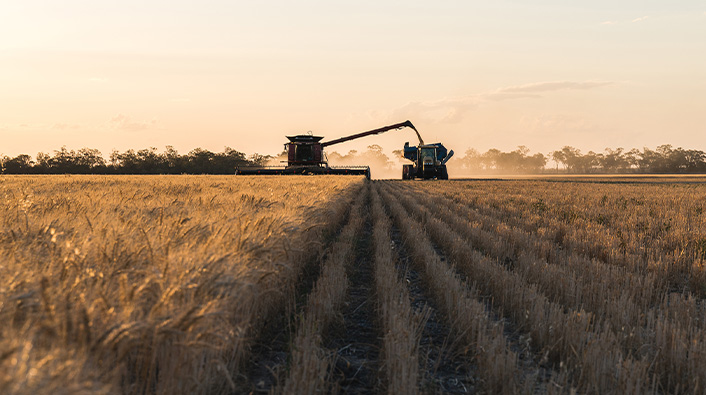 Tirexor®: neuer Herbizidwirkstoff – Erntegeräte am Feld (Foto)