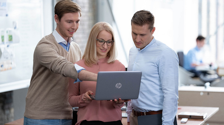 Agile learning formats - three people looking into a laptop together (photo)